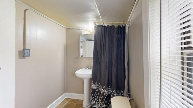 Building Photo - 303 Montclair Ave