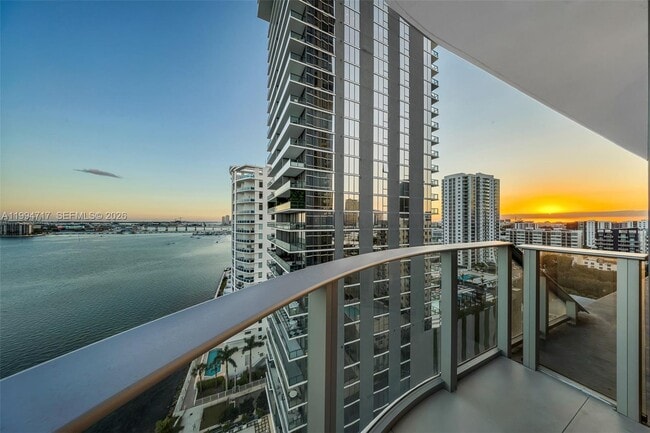 Building Photo - 700 NE 24th St