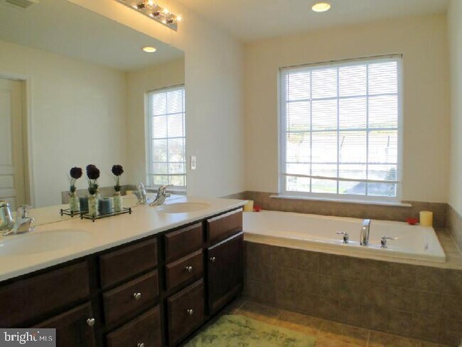 Building Photo - 1914 Cavalier Ln