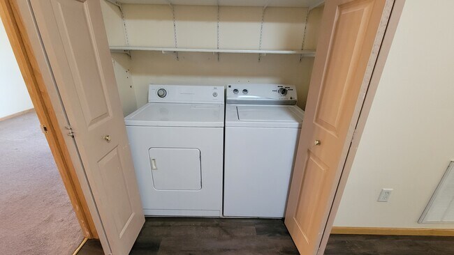 Building Photo - 6655 Windsor Commons Ave