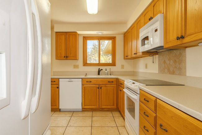 Building Photo - Spacious SW Bend Home on Nearly Half an Ac...