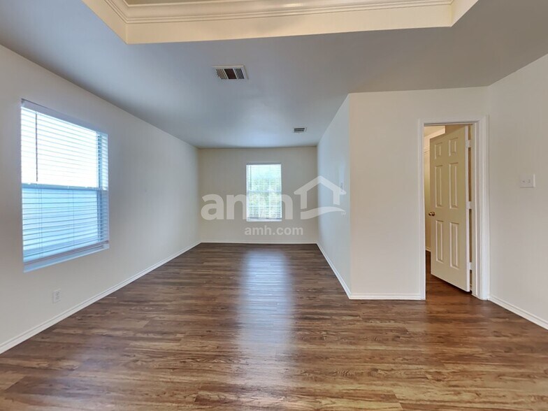 Building Photo - 142 Blue Juniper