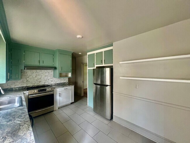 Building Photo - This Beautiful 4 bed 2.5 bath brick ranch ...