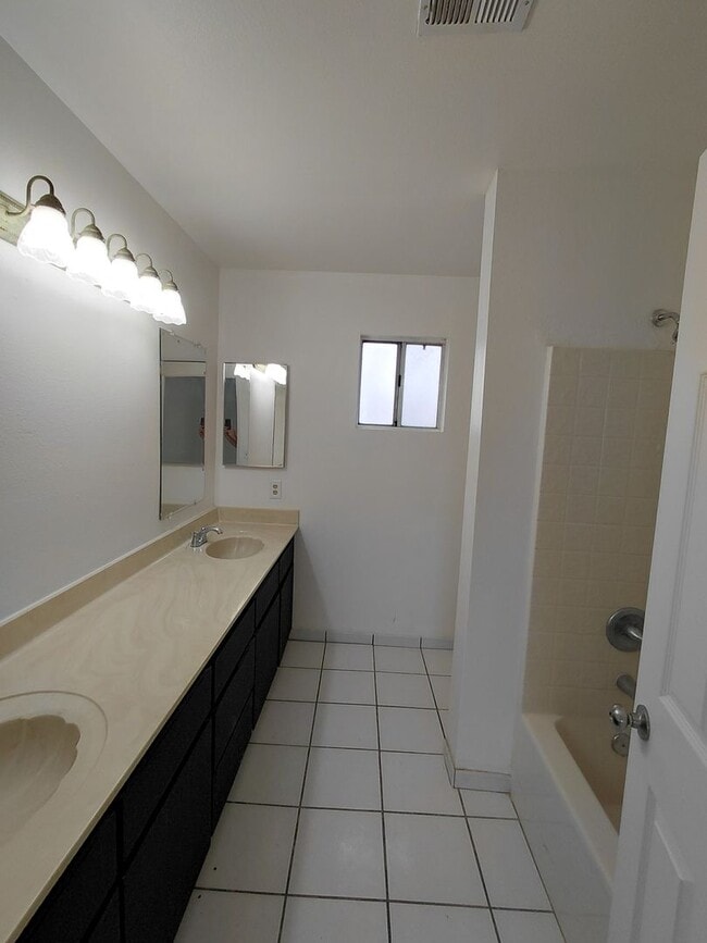 Building Photo - Spacious Home for Rent in Imperial!