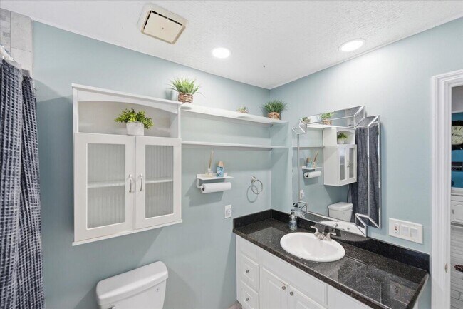 Building Photo - 1326 SW Bartell Ave