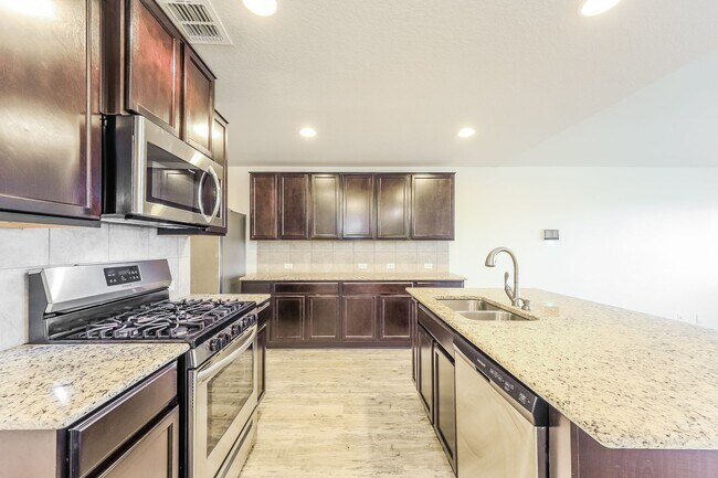 Building Photo - 5 bedroom first time rental! $500 off of the first full month for applications submitted by Febru...