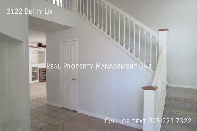 Building Photo - 2122 Betty Ln