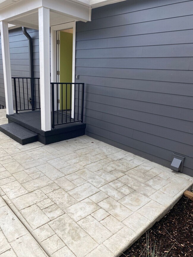 Building Photo - New Modern Updates 1250sf Hardwoods Baseme...