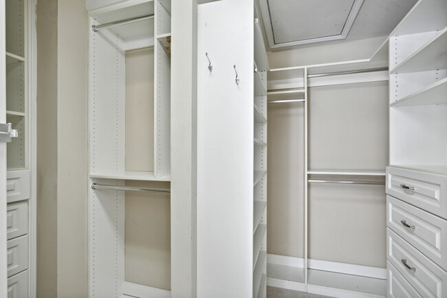 Building Photo - Beautiful townhouse in Westbury at Vinings...