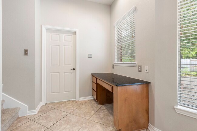 Building Photo - 6 Hithervale Ct