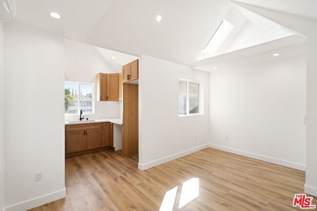 Building Photo - 607 E Fairview Blvd