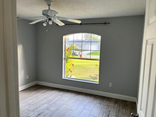 Building Photo - 517 NW Sherbrooke Ave