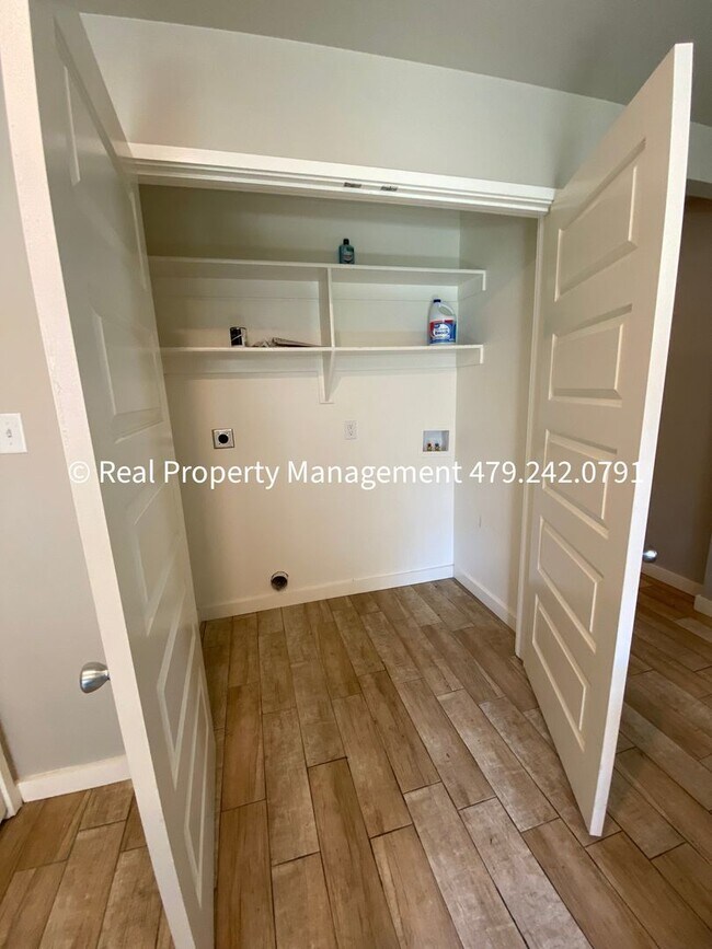 Building Photo - HALF OFF MOVE IN RENT!! 2 Bed 2 Bath Duplex close to Baptist Health