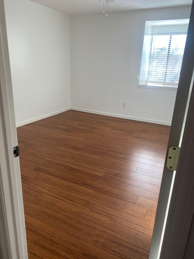 Building Photo - 908 Woodland Village