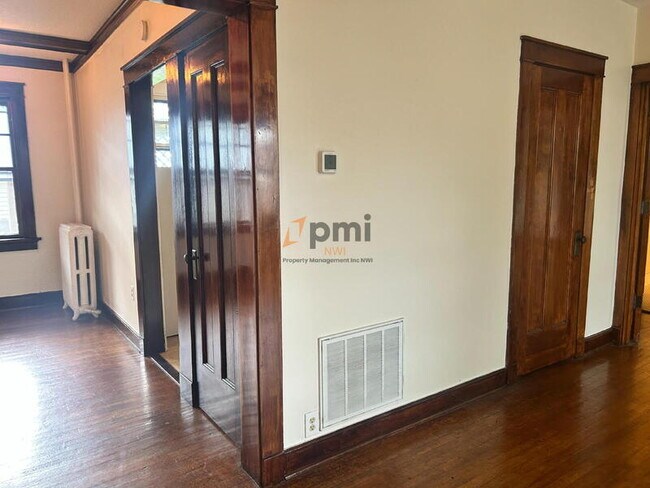 Building Photo - 710 Perry St