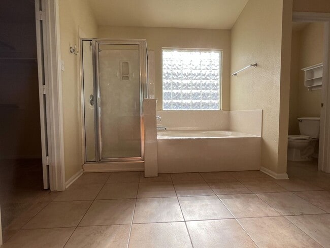 Building Photo - Available NOW!!!! Beautiful 1 story, 4 bedroom, 2 bath, 2 car garage home with a privacy fenced y...