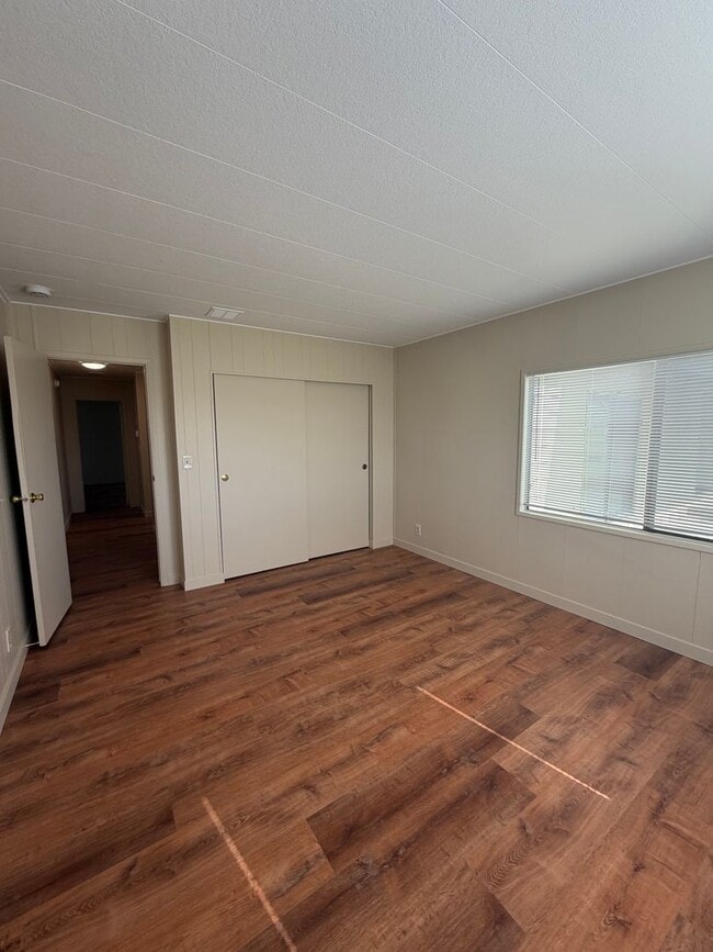 Building Photo - 3 Bedroom, 2.5 Bath - Three Bay garage