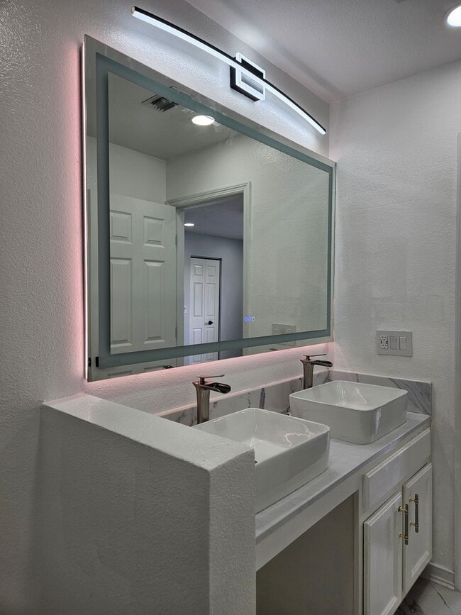 Building Photo - Stunning Fully Renovated Townhouse for rent in Land O' Lakes – Your Dream Home Awaits!