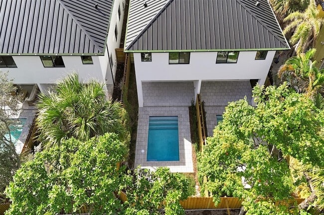 Building Photo - 606 SW 7th Ave