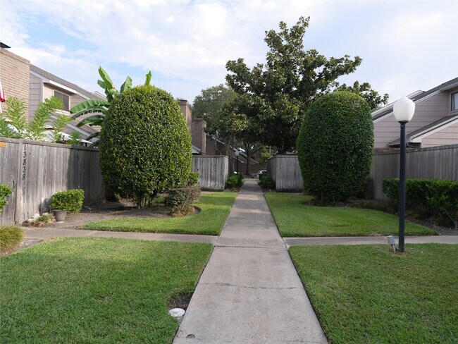 Building Photo - 13840 Hollowgreen Dr