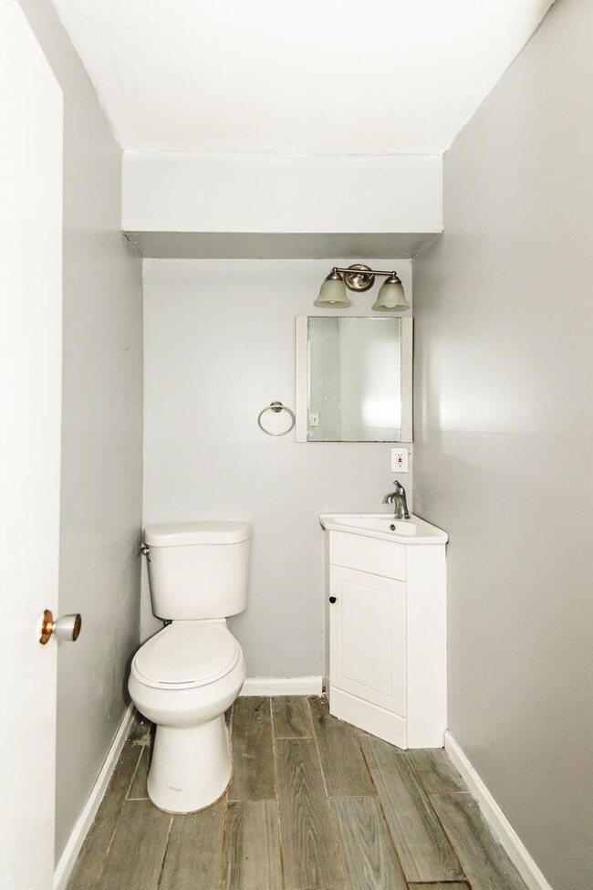 Building Photo - Spacious 4 Bed 2 Bath
