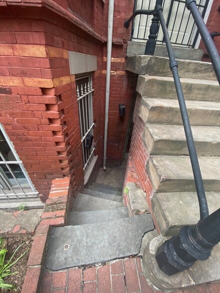 Building Photo - 1507 R St NW