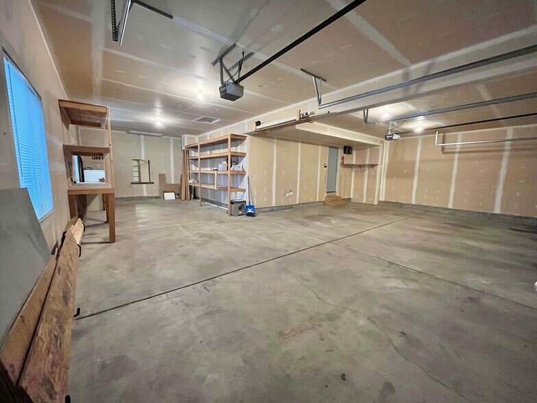 Building Photo - 2410 E View Dr