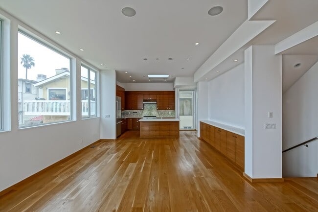 Building Photo - 4BR3.5BA + OFFICE! NEWER CONSTRUCTION, MOD...