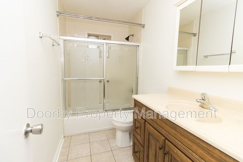 Building Photo - 1809 N Hawthorne St