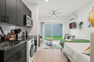 Building Photo - 596 W 9th St