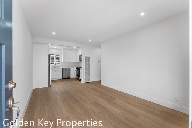 Building Photo - Beautifully remodeled apartment in South Oceanside just a few blocks from the beach!