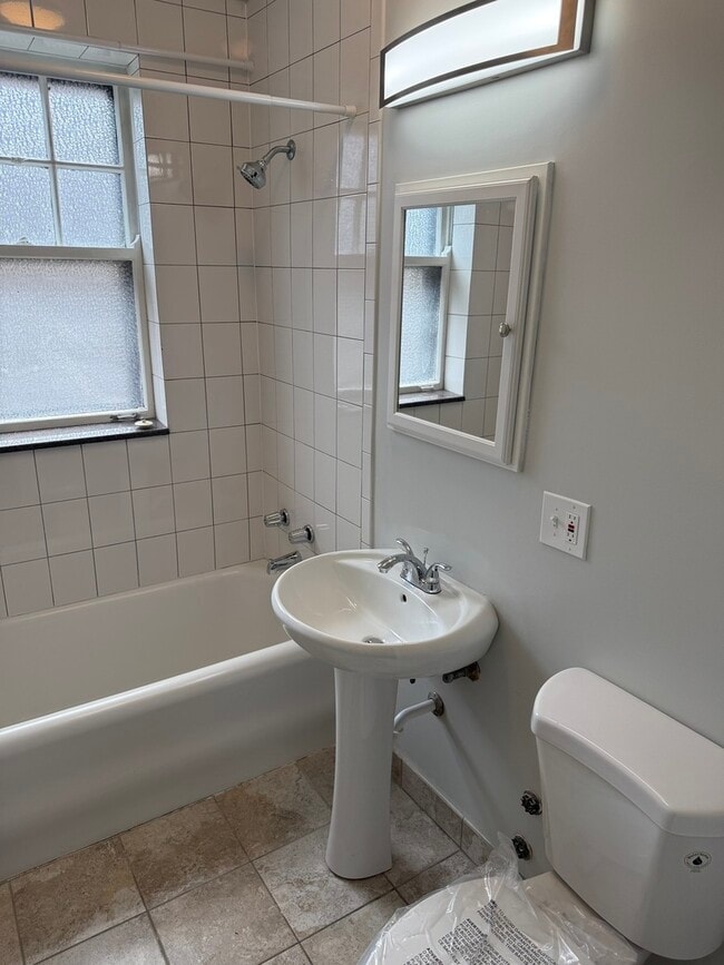 Building Photo - 624 Sheridan Rd