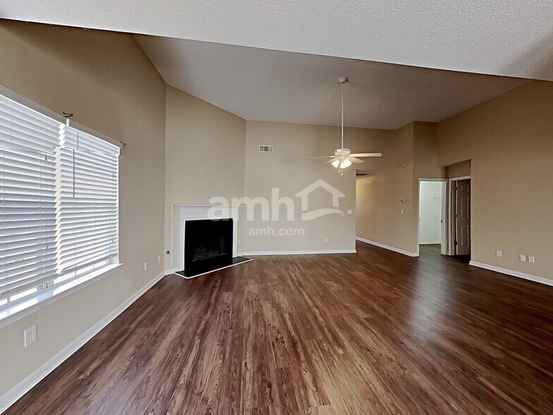 Building Photo - 211 Mystic Holw