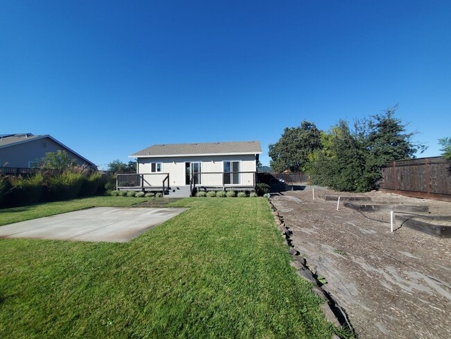 Building Photo - Nature Lover's Newer 1 bedroom single fami...
