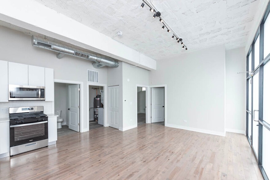 Building Photo - 2000 W 22nd Pl