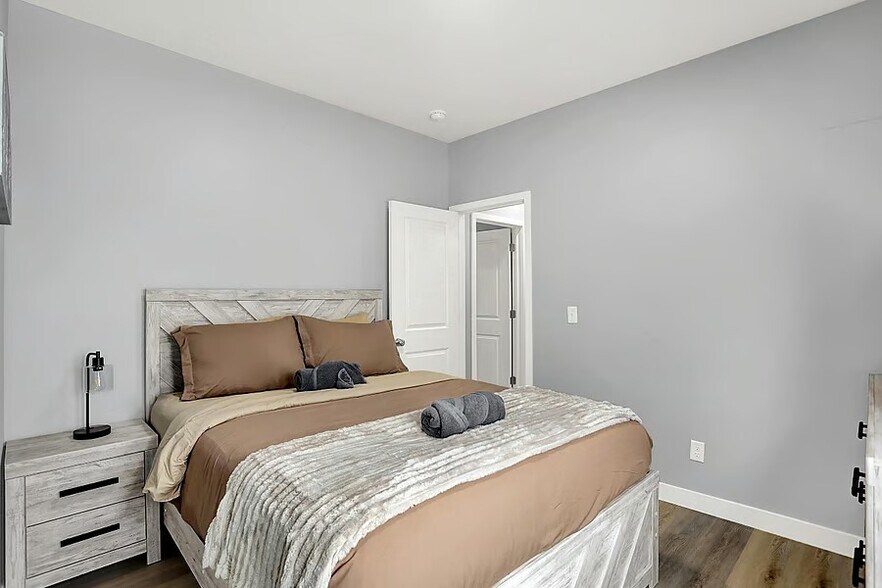 Building Photo - 1137 W 21st St