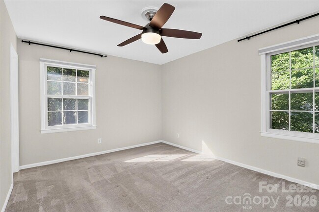 Building Photo - 2438 Knickerbocker Dr
