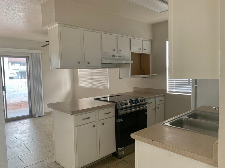 Building Photo - 444 W Ivyglen St