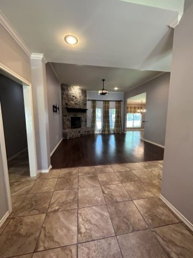 Building Photo - 617 Huntwick Ln