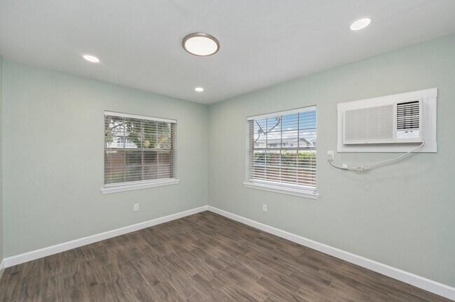 Building Photo - 718 Eglin Pkwy NE