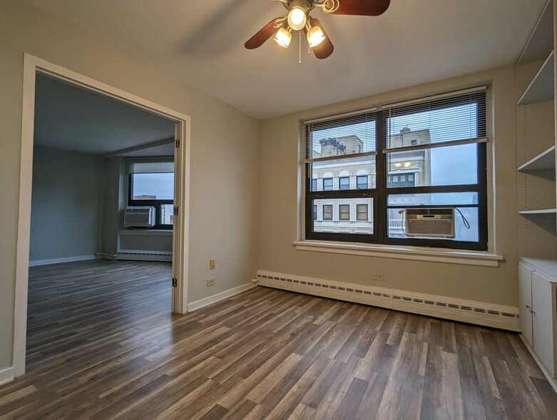 Building Photo - 429 W Wellington Ave