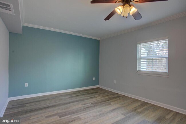 Building Photo - 232 Cabbel Dr