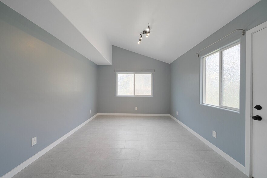 Building Photo - 808 St Louis Ave