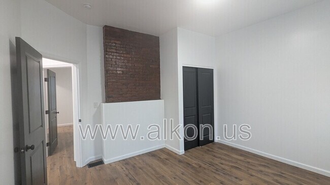 Building Photo - 566 Greenfield Ave