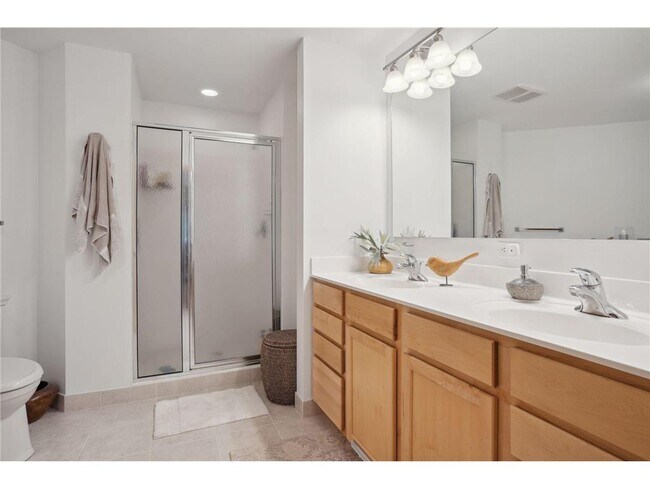 Building Photo - 2405 39th Ave NE