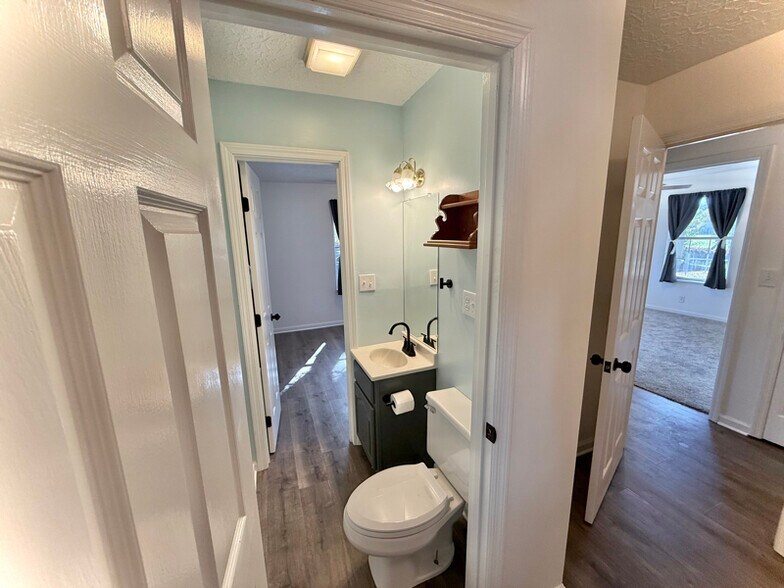 Building Photo - 597 Bluebird Dr