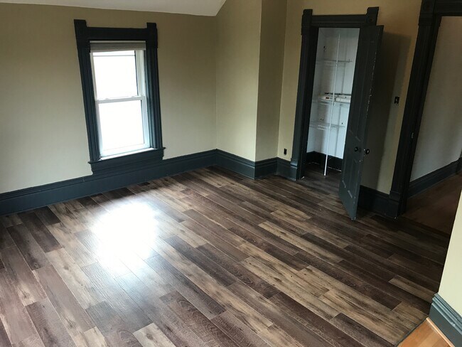 Building Photo - 427 W Pleasant St