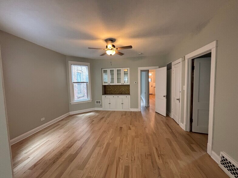 Dining Room - 1429 W Thome Ave