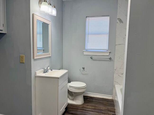 Building Photo - 521 Blake St