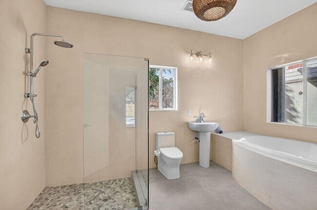 Building Photo - 467 NE 31st St